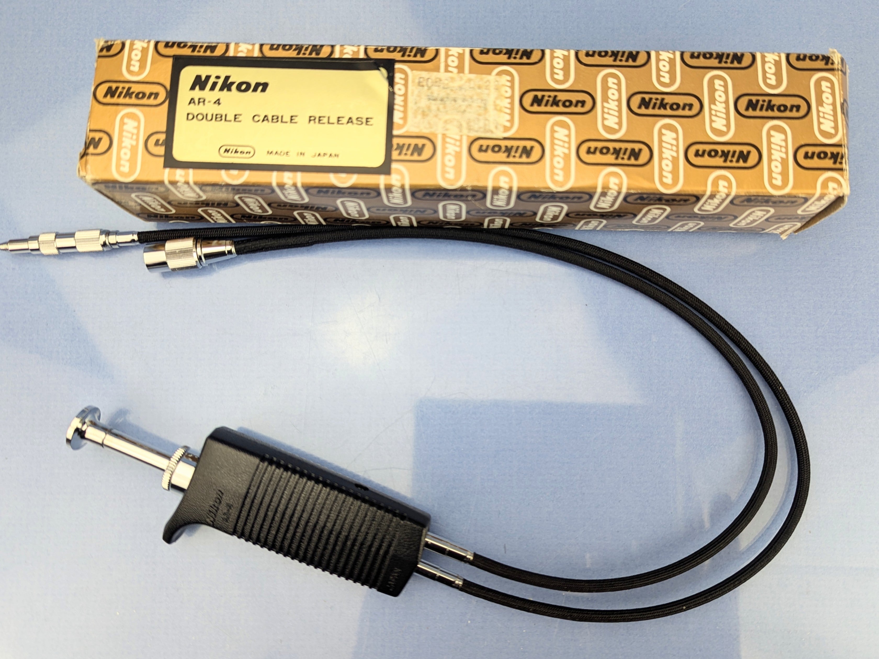 Nikon-Konvolut mit 13 Zubehörteilen: AR-4, AP-2, AH-2, DK-1, HK-6, MR-2, SC-14. Neuwertig, Originalverpackung geöffnet.