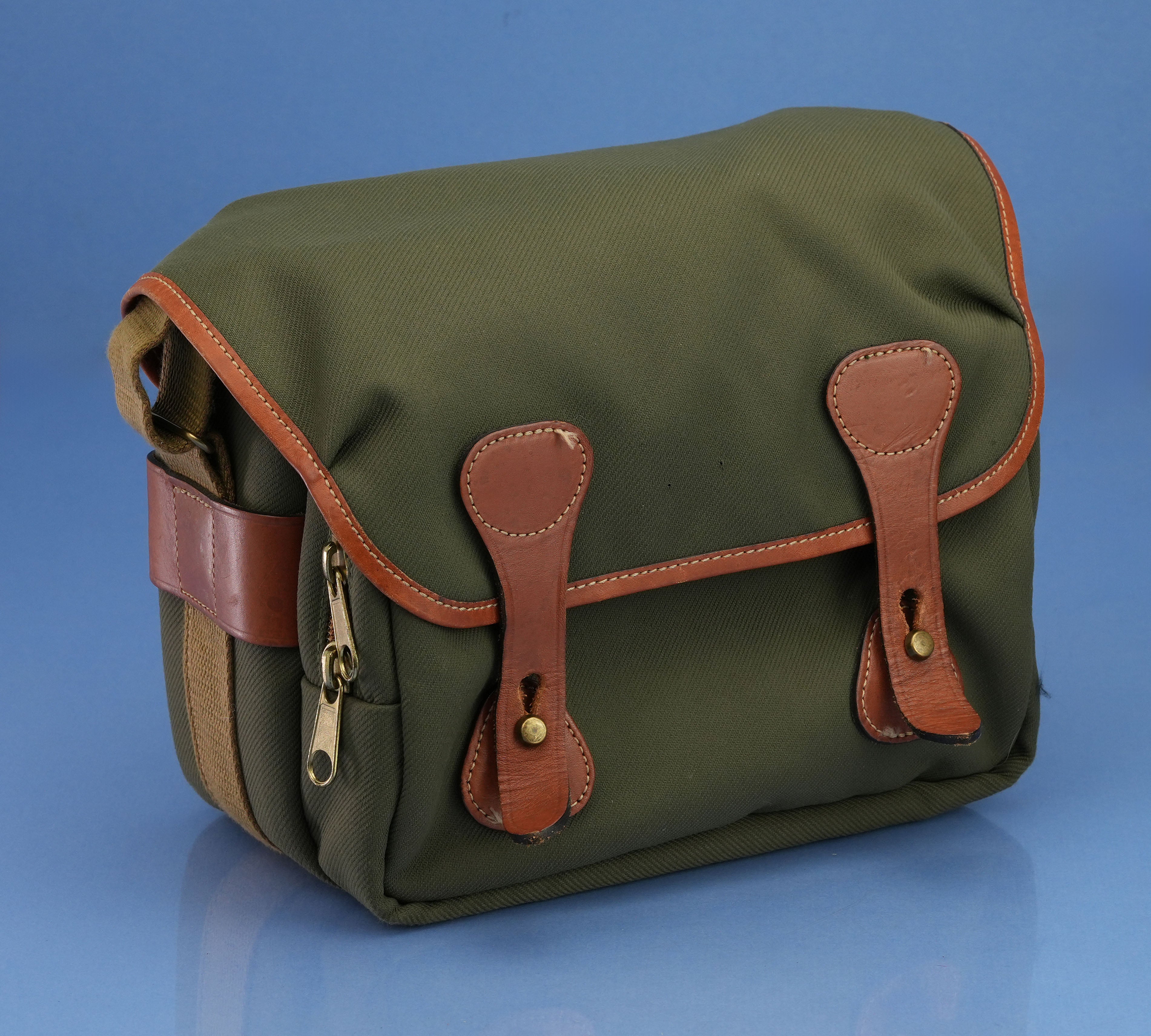 LEICA 10707 M8.2 OLIVE SAFARI CAMERA +ELMARIT-M 28MM LENS 944 SHOTS! FULL SET +