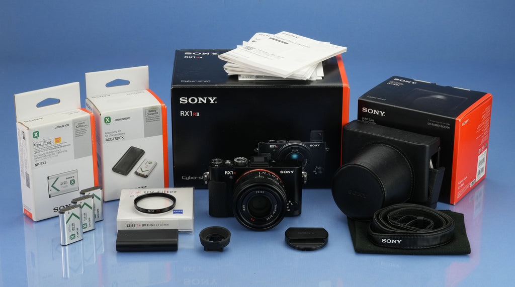 SONY CYBER-SHOT DSC RX1R II 42MP CAMERA +35MM F2 LENS x3 BATTERIES +LCJ-RXH CASE