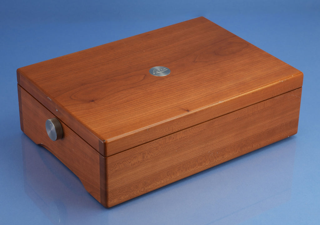 LEICA LEITZ MP M7 CAMERA A LA CARTE HOLZDISPLAY MIT FILZGEFÜLLTER BOX SELTEN! xx/250