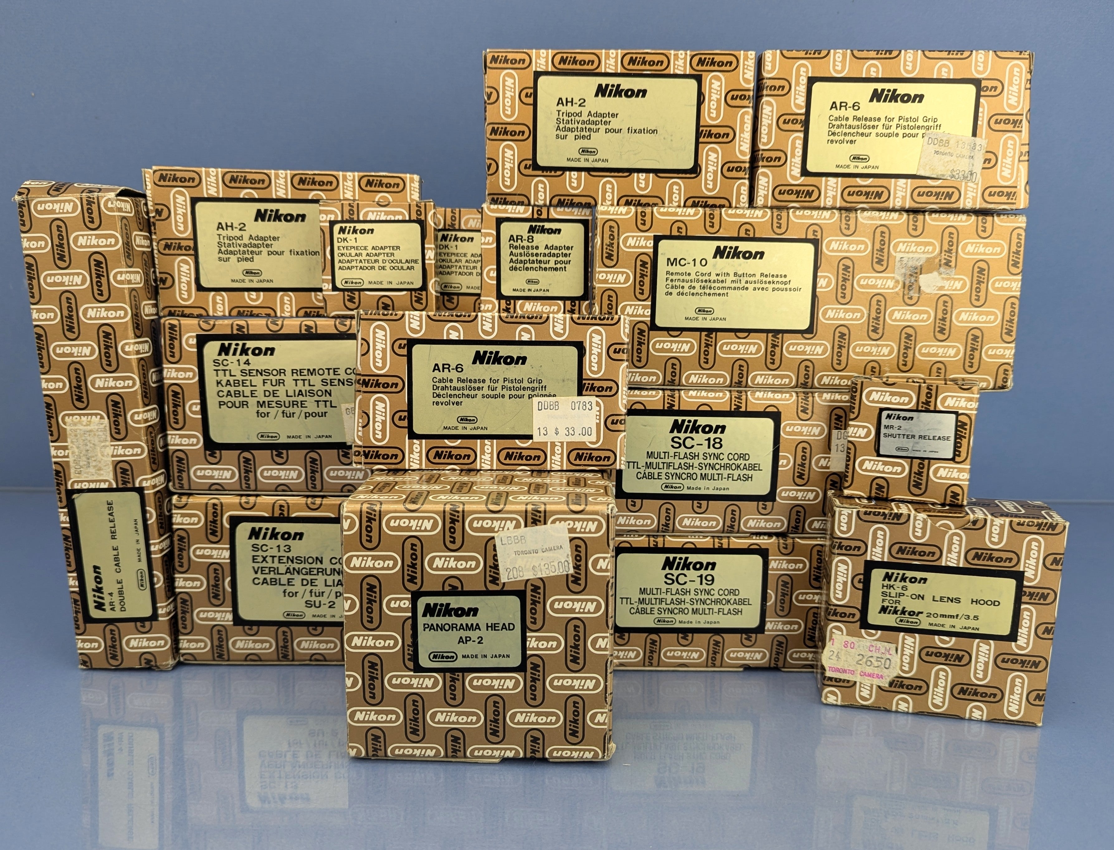 Nikon-Konvolut mit 13 Zubehörteilen: AR-4, AP-2, AH-2, DK-1, HK-6, MR-2, SC-14. Neuwertig, Originalverpackung geöffnet.