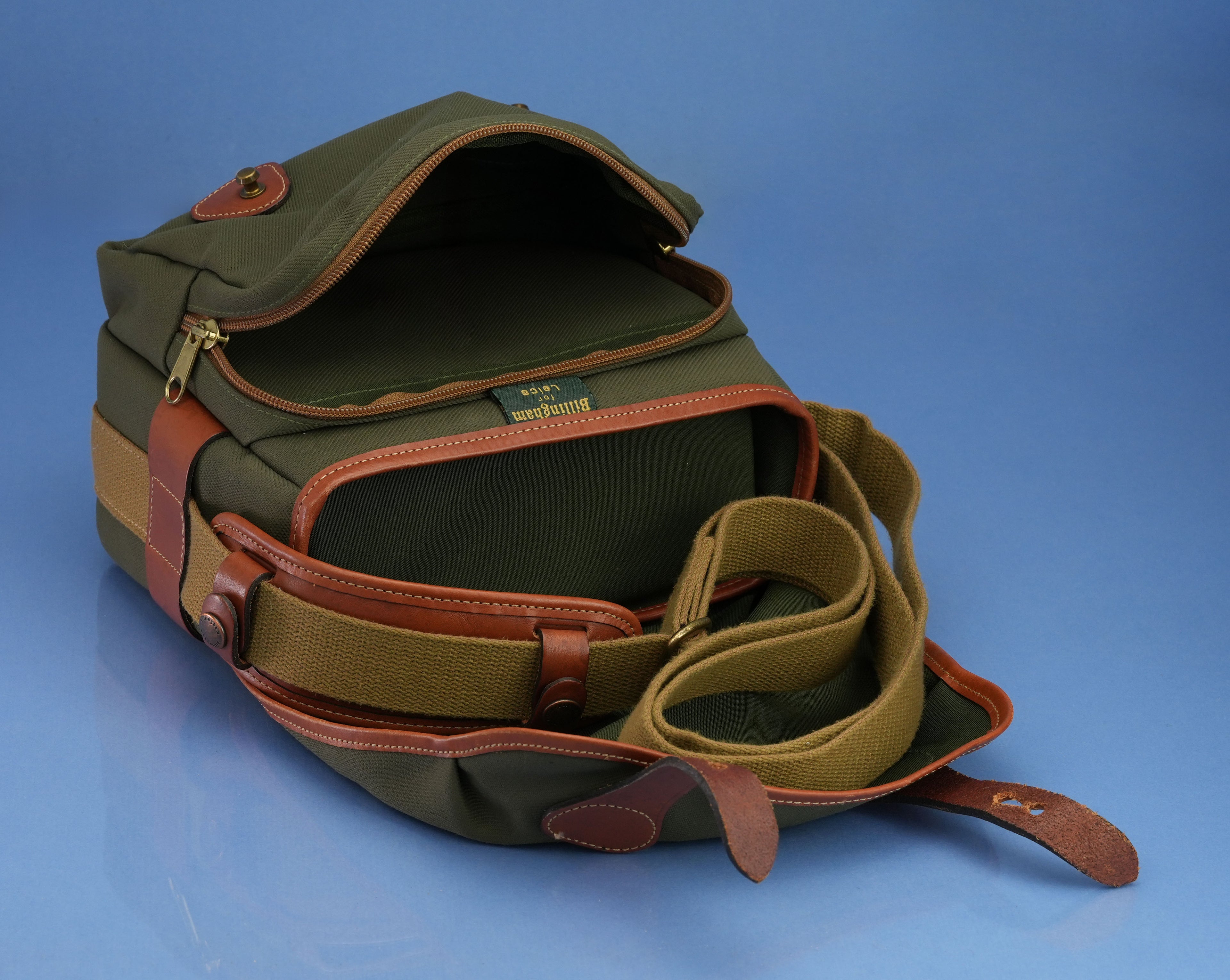 LEICA 10707 M8.2 OLIVE SAFARI CAMERA +ELMARIT-M 28MM LENS 944 SHOTS! FULL SET +