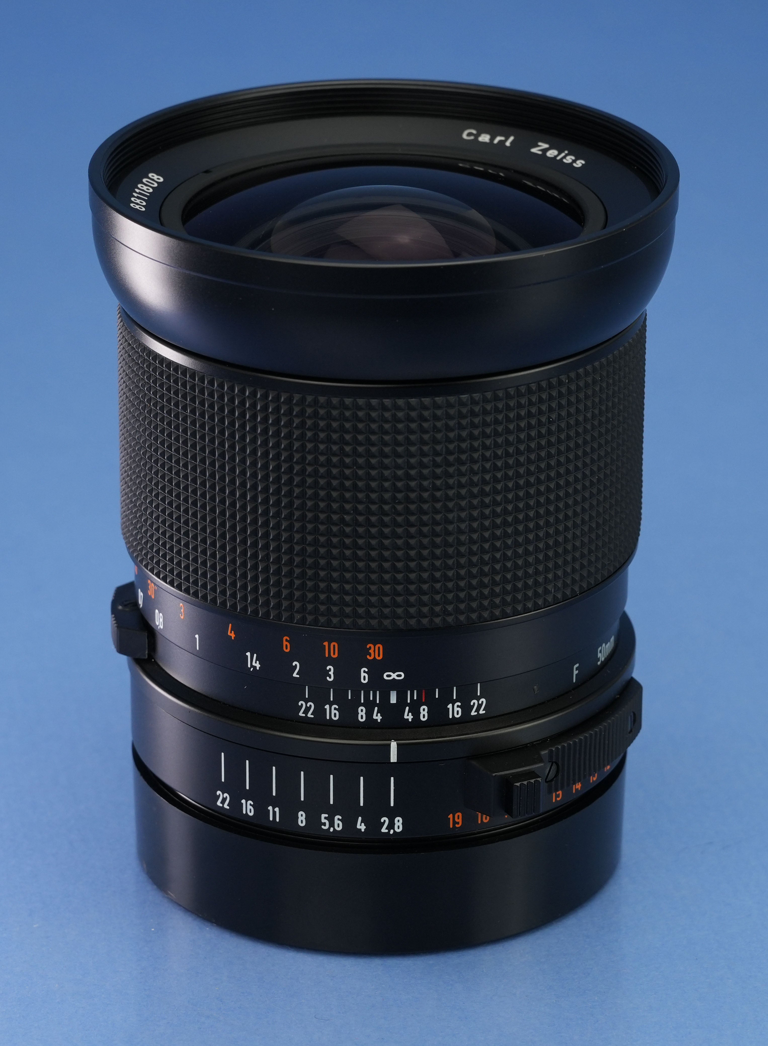 HASSELBLAD 50MM F2.8 ZEISS DISTAGON T* FE VERSION II LENS +SHADE +BOX RARE MINT!