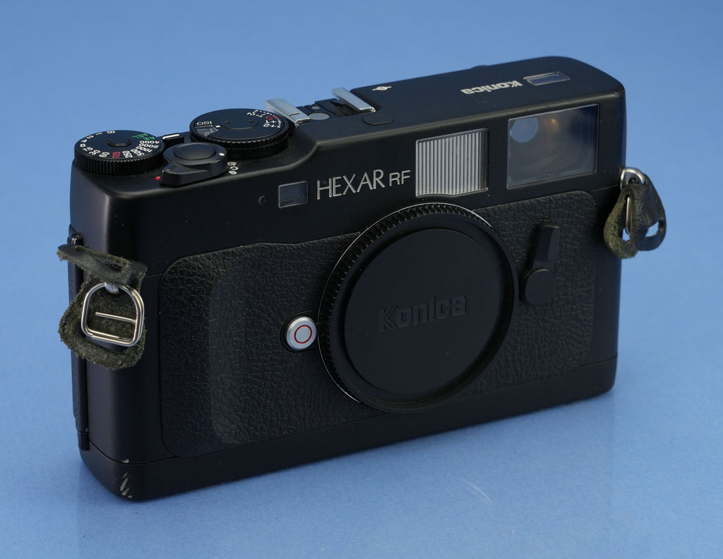 KONICA HEXAR RF BLACK ENTFERNER-KAMERA-SET + 50MM F2 OBJEKTIV + BOX + BLITZ + BOX!