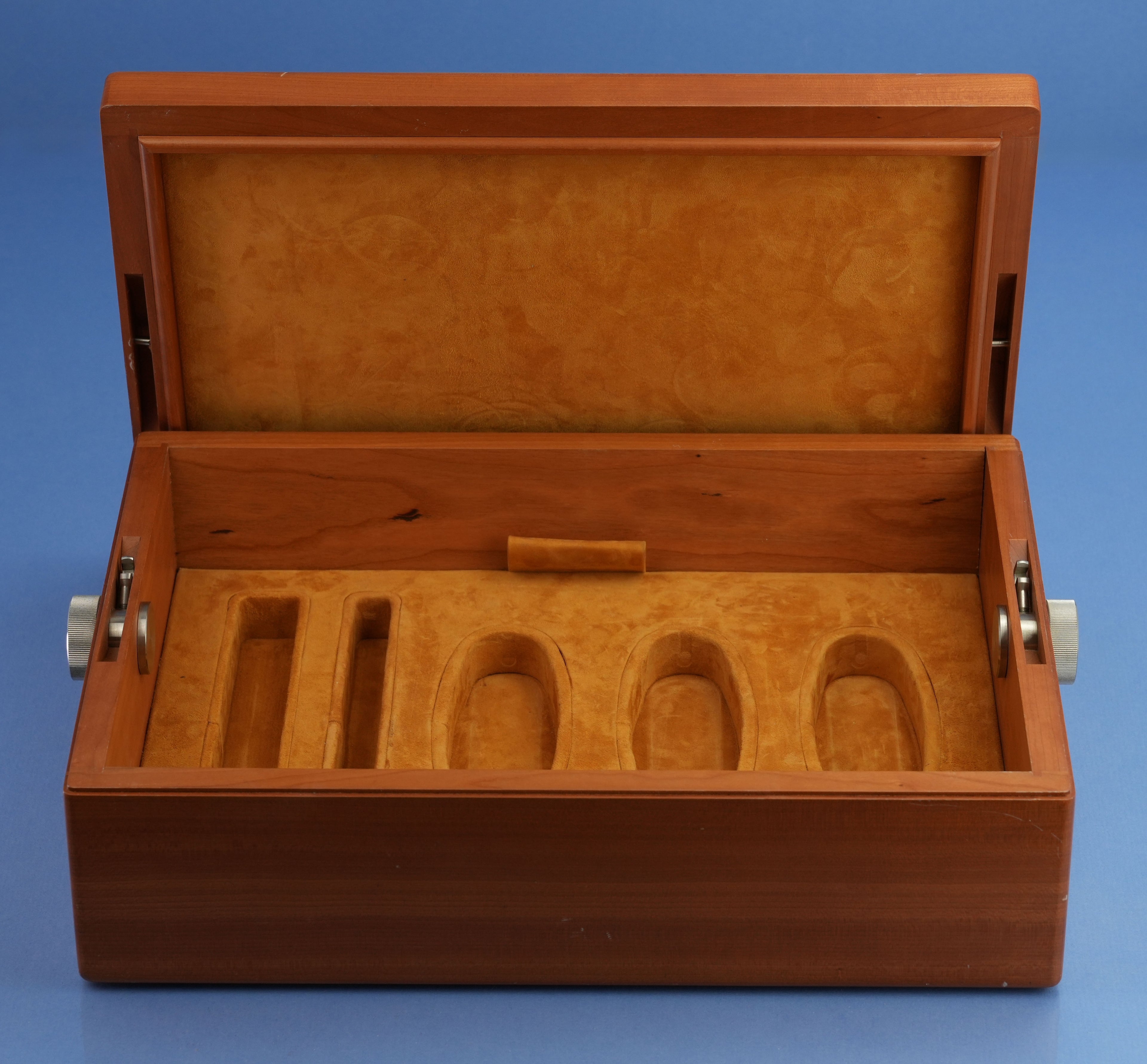 LEICA LEITZ MP M7 CAMERA A LA CARTE HOLZDISPLAY MIT FILZGEFÜLLTER BOX SELTEN! xx/250