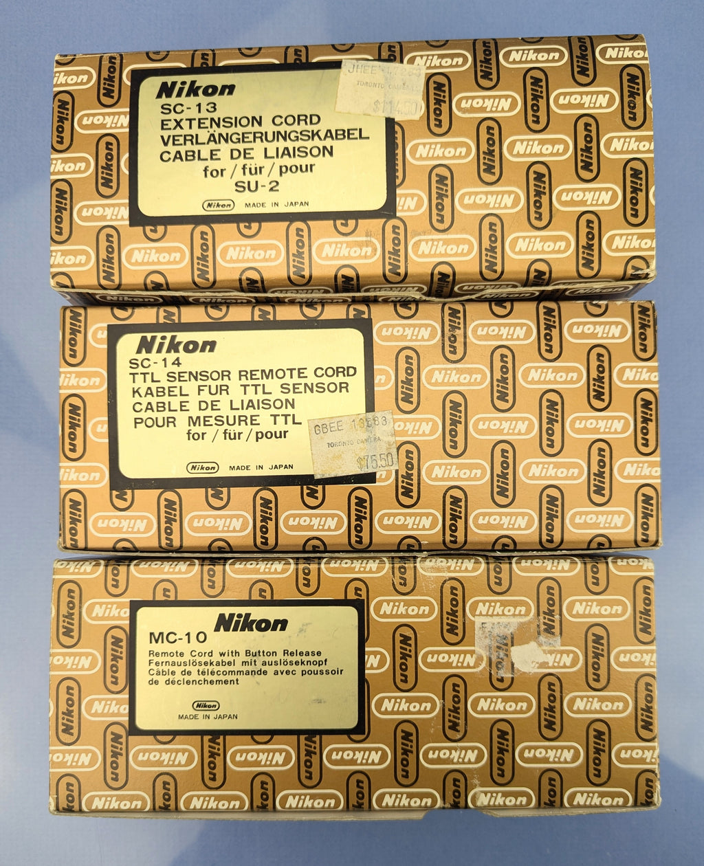 Nikon-Konvolut mit 13 Zubehörteilen: AR-4, AP-2, AH-2, DK-1, HK-6, MR-2, SC-14. Neuwertig, Originalverpackung geöffnet.