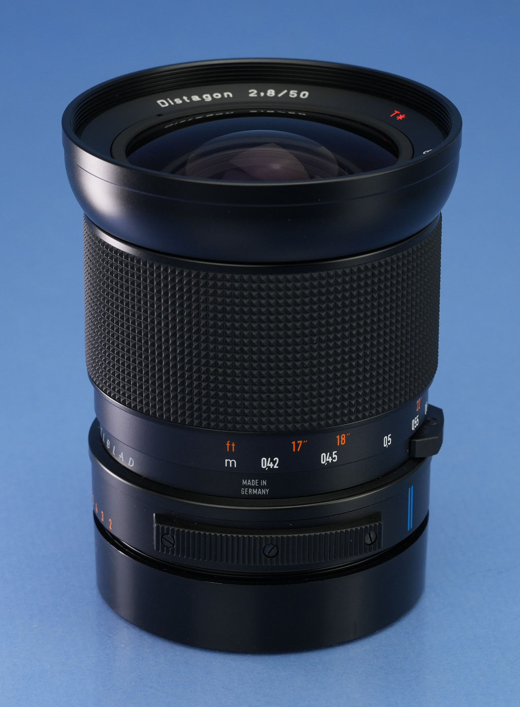 HASSELBLAD 50MM F2.8 ZEISS DISTAGON T* FE VERSION II LENS +SHADE +BOX RARE MINT!