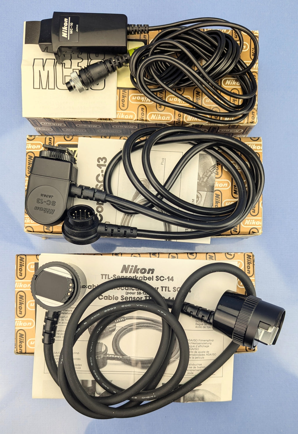 Nikon-Konvolut mit 13 Zubehörteilen: AR-4, AP-2, AH-2, DK-1, HK-6, MR-2, SC-14. Neuwertig, Originalverpackung geöffnet.