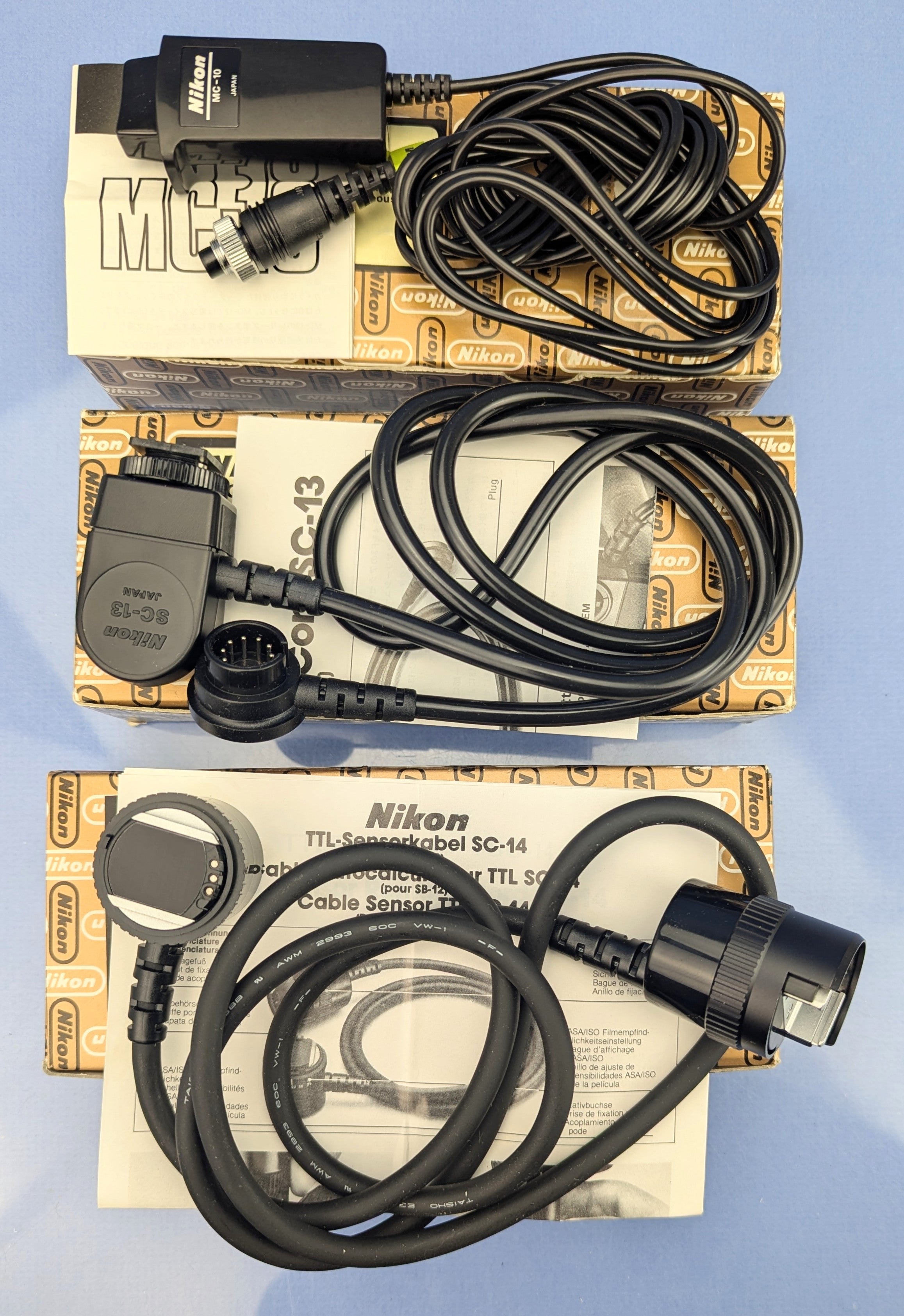 Nikon-Konvolut mit 13 Zubehörteilen: AR-4, AP-2, AH-2, DK-1, HK-6, MR-2, SC-14. Neuwertig, Originalverpackung geöffnet.