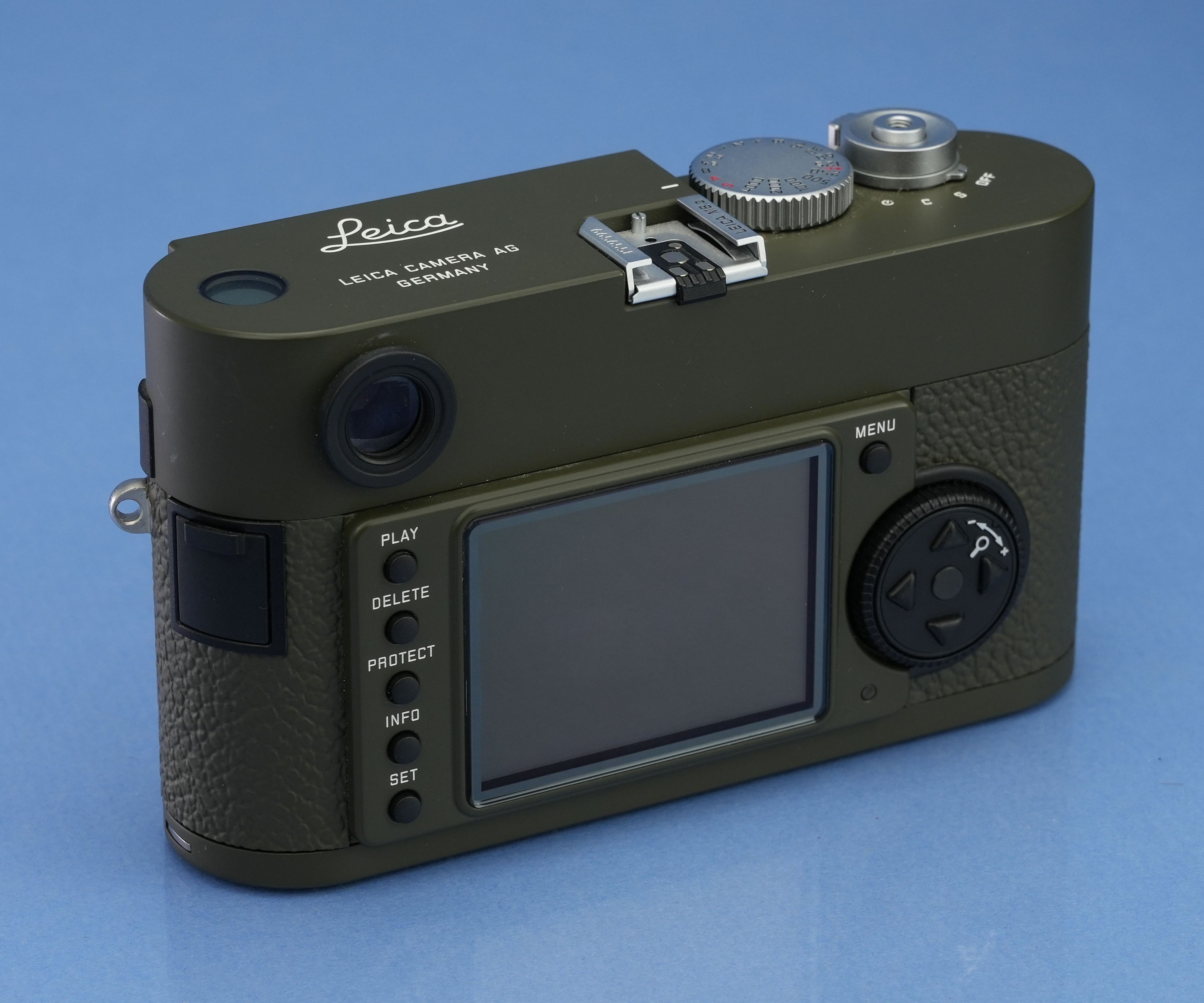 LEICA 10707 M8.2 OLIVE SAFARI CAMERA +ELMARIT-M 28MM LENS 944 SHOTS! FULL SET +