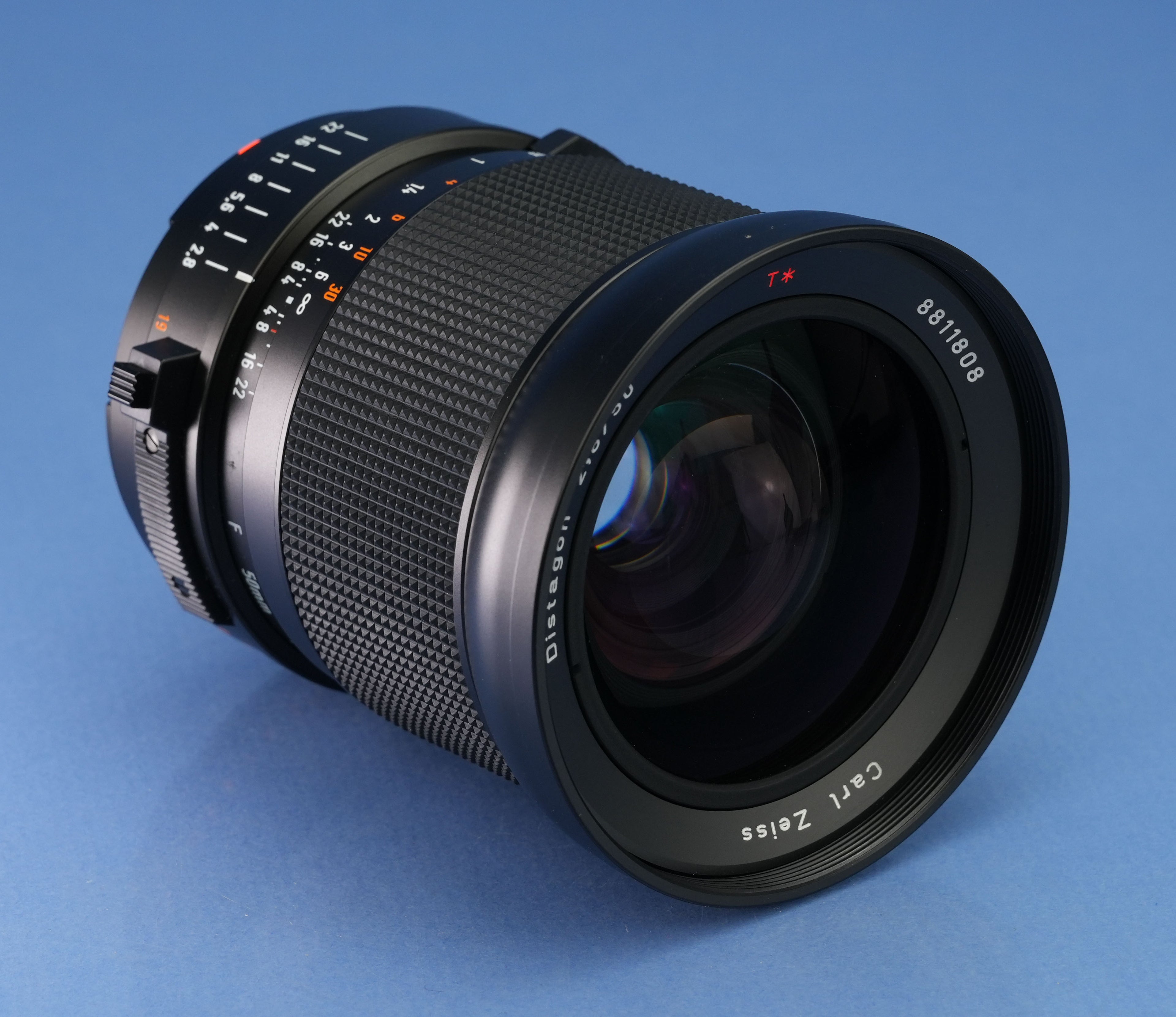 HASSELBLAD 50MM F2.8 ZEISS DISTAGON T* FE VERSION II LENS +SHADE +BOX RARE MINT!