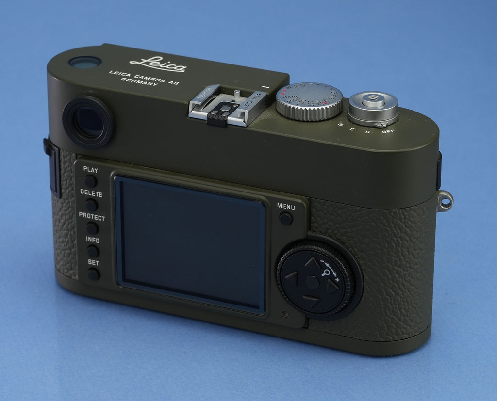 LEICA 10707 M8.2 OLIVE SAFARI CAMERA +ELMARIT-M 28MM LENS 944 SHOTS! FULL SET +