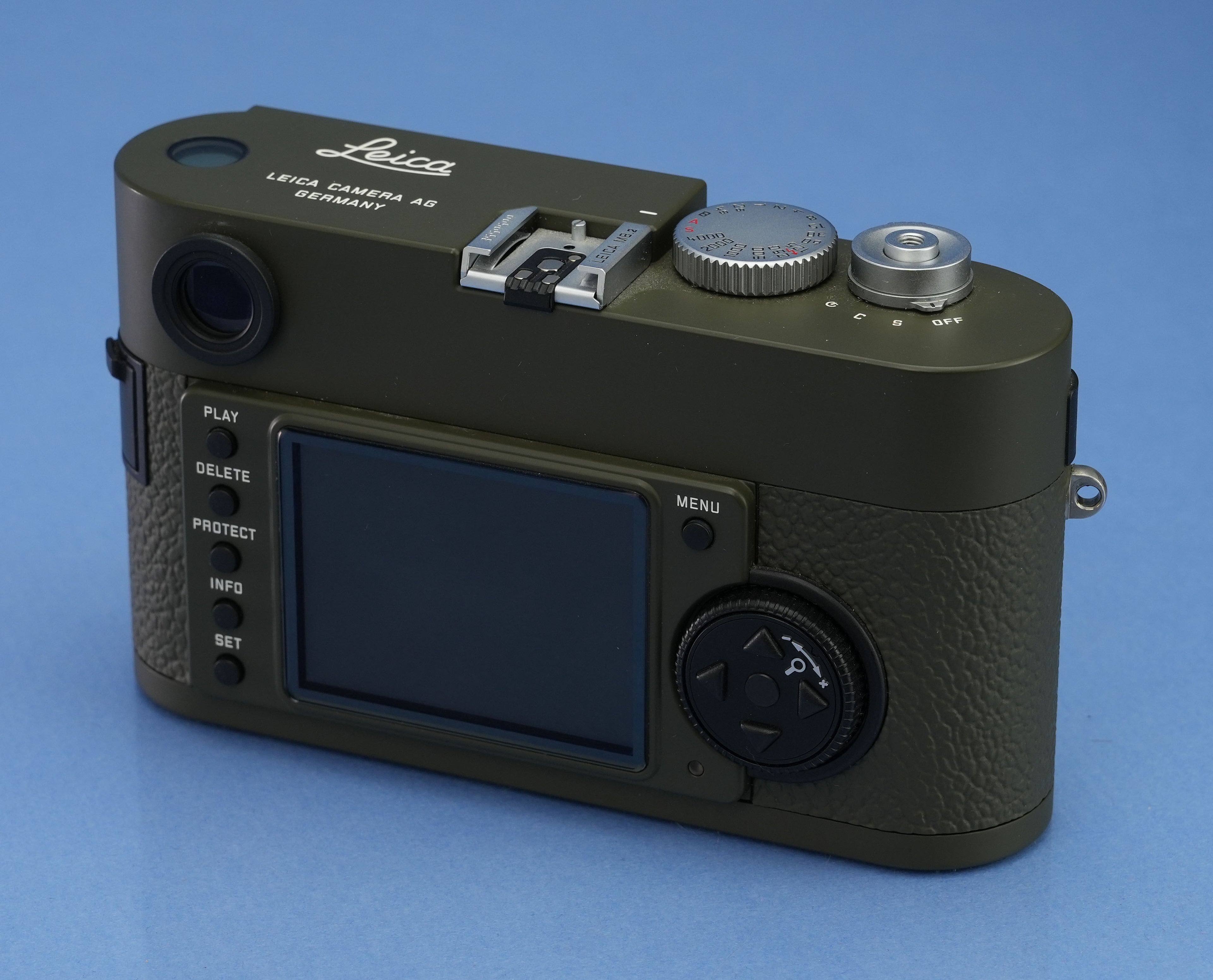 LEICA 10707 M8.2 OLIVE SAFARI CAMERA +ELMARIT-M 28MM LENS 944 SHOTS! FULL SET +