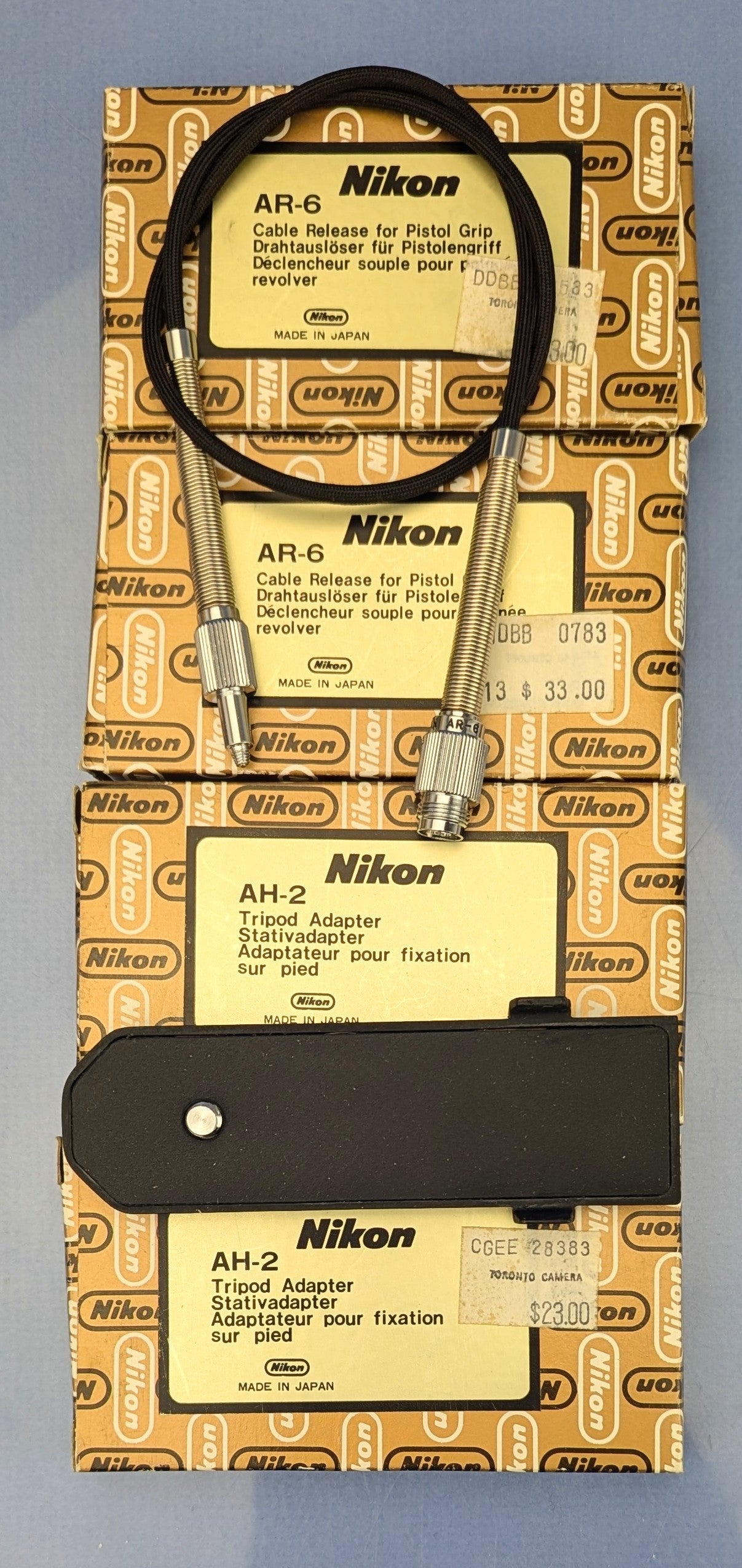 Nikon-Konvolut mit 13 Zubehörteilen: AR-4, AP-2, AH-2, DK-1, HK-6, MR-2, SC-14. Neuwertig, Originalverpackung geöffnet.