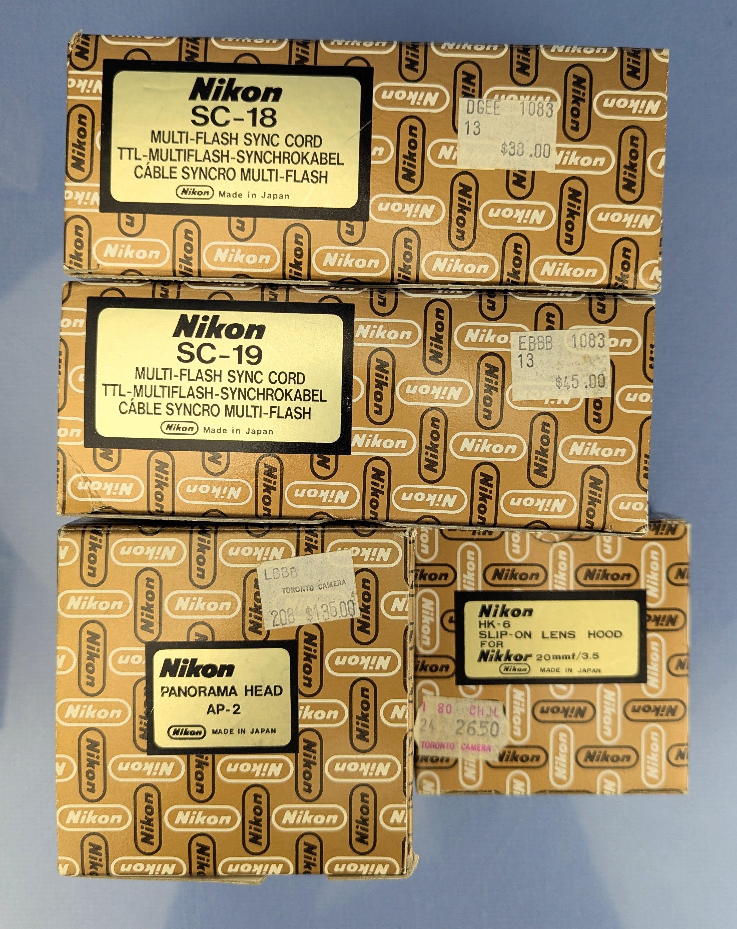 Nikon-Konvolut mit 13 Zubehörteilen: AR-4, AP-2, AH-2, DK-1, HK-6, MR-2, SC-14. Neuwertig, Originalverpackung geöffnet.