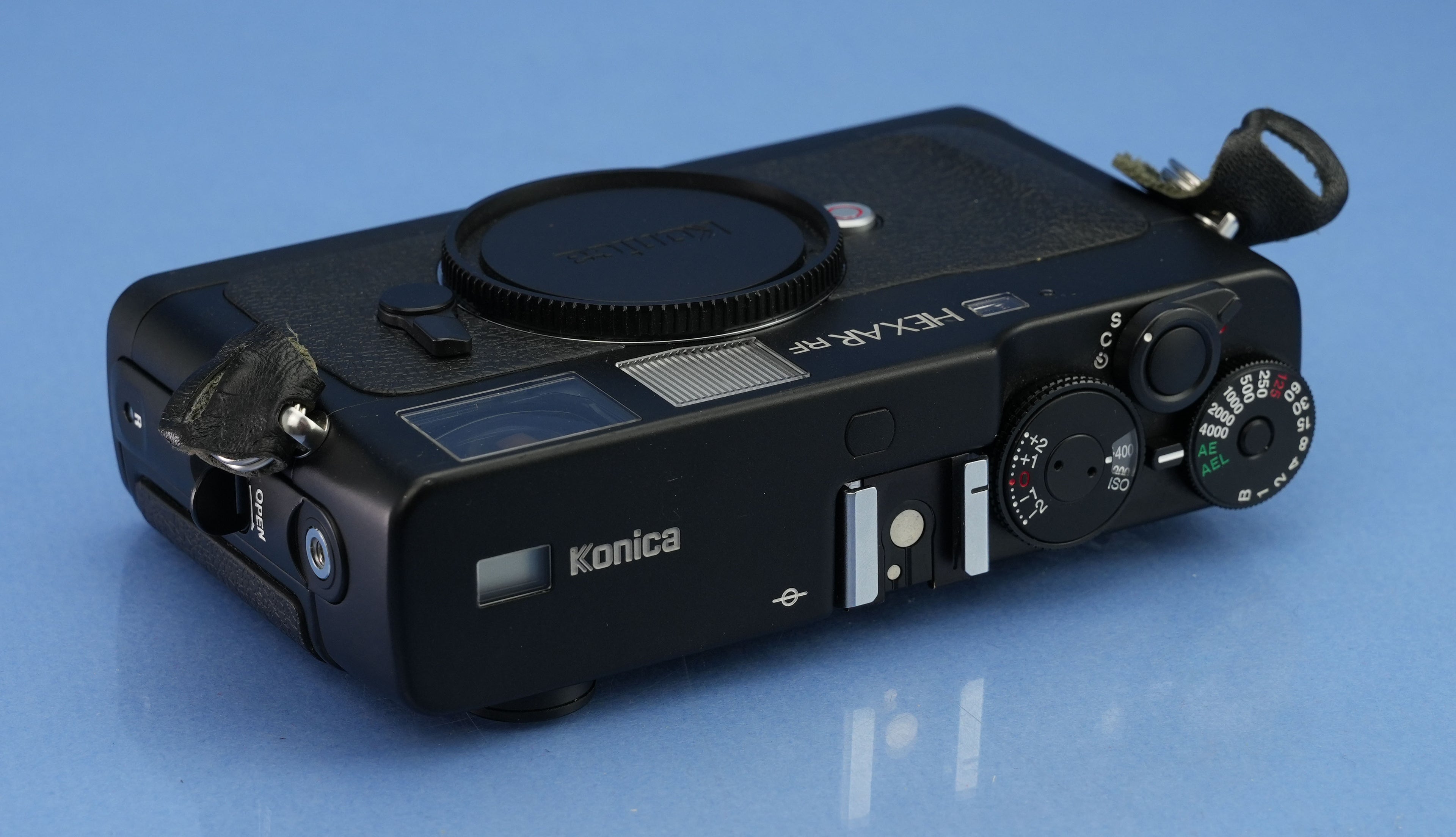 KONICA HEXAR RF BLACK ENTFERNER-KAMERA-SET + 50MM F2 OBJEKTIV + BOX + BLITZ + BOX!