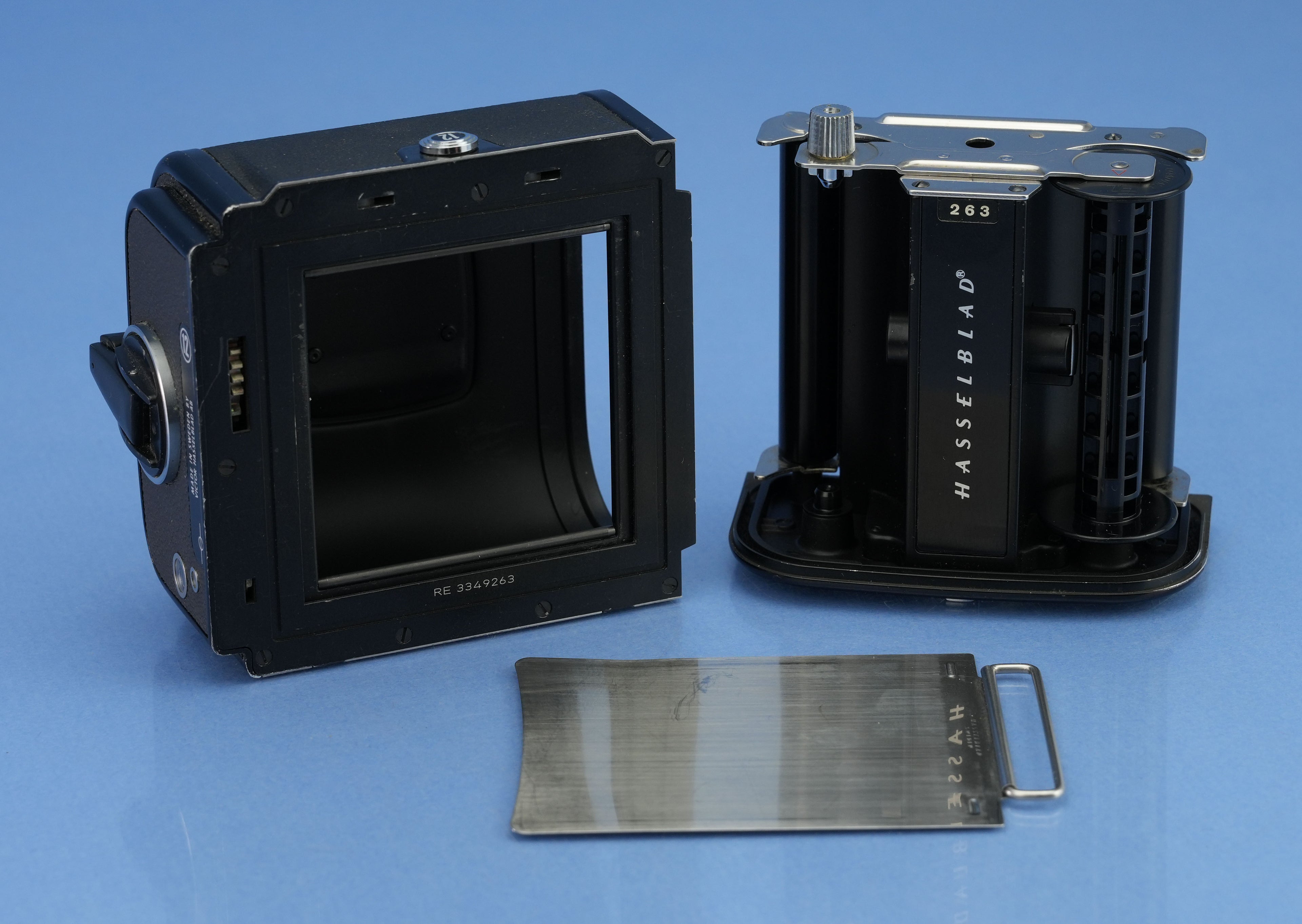 HASSELBLAD A12 BLACK ROLL FILM BACK 120 MATCHING NUMBERS INSERT VERSION 3 CLEAN