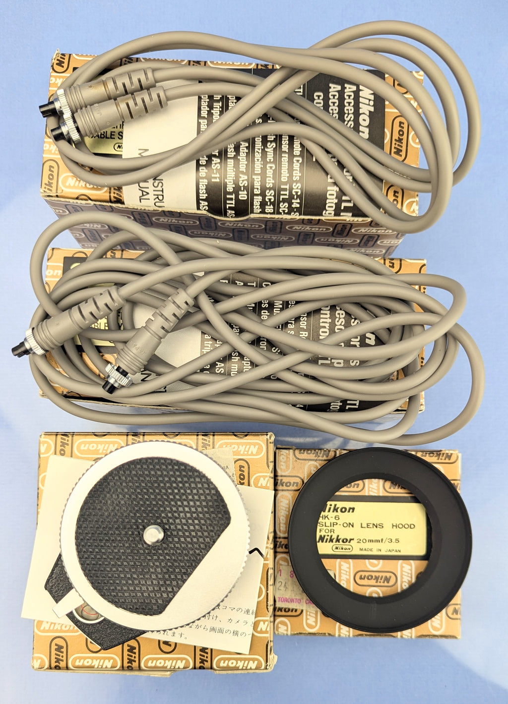 Nikon-Konvolut mit 13 Zubehörteilen: AR-4, AP-2, AH-2, DK-1, HK-6, MR-2, SC-14. Neuwertig, Originalverpackung geöffnet.