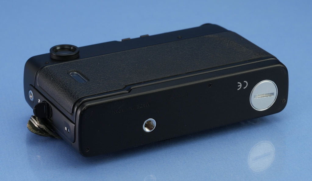 KONICA HEXAR RF BLACK ENTFERNER-KAMERA-SET + 50MM F2 OBJEKTIV + BOX + BLITZ + BOX!