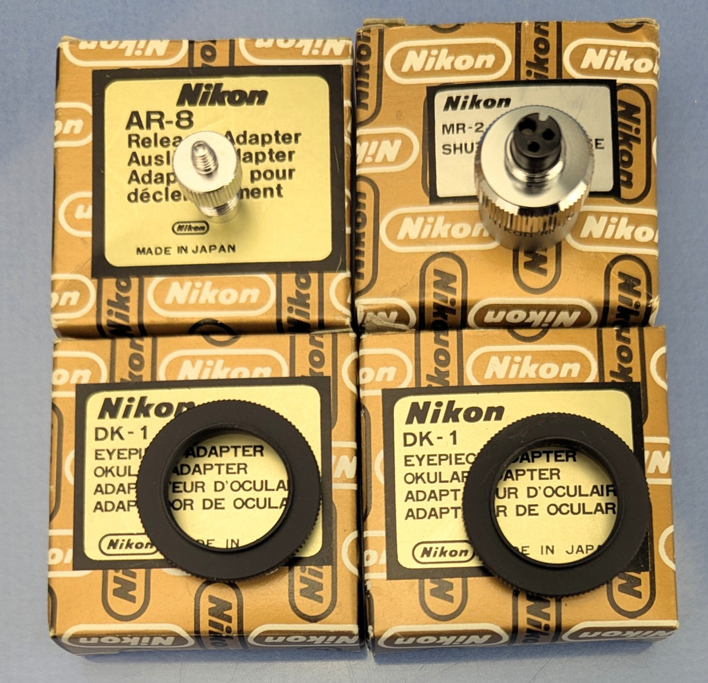 Nikon-Konvolut mit 13 Zubehörteilen: AR-4, AP-2, AH-2, DK-1, HK-6, MR-2, SC-14. Neuwertig, Originalverpackung geöffnet.